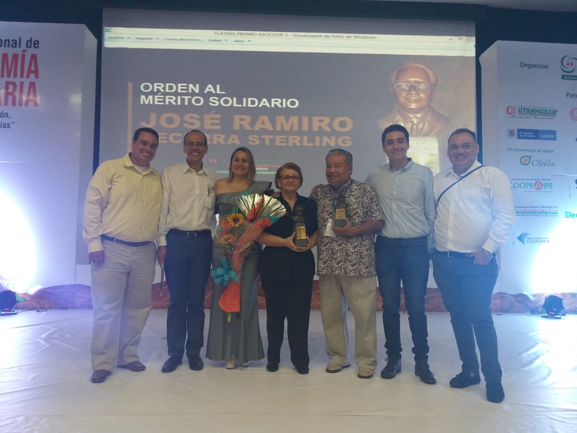 La familia Becerra García, Israel Silva Guarnizo, director ejecutivo de Asocooph; y Yael Garaviño Rodríguez, del Consejo Directivo de Asocooph.